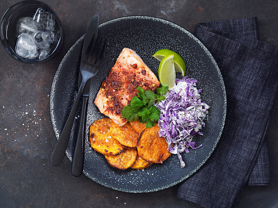 Geröstete Süßkartoffeln mit Lachs und Rotkohlsalat