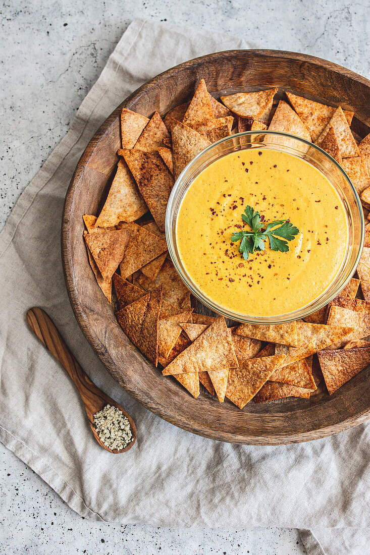 Gesunde Nachos mit Käsesauce