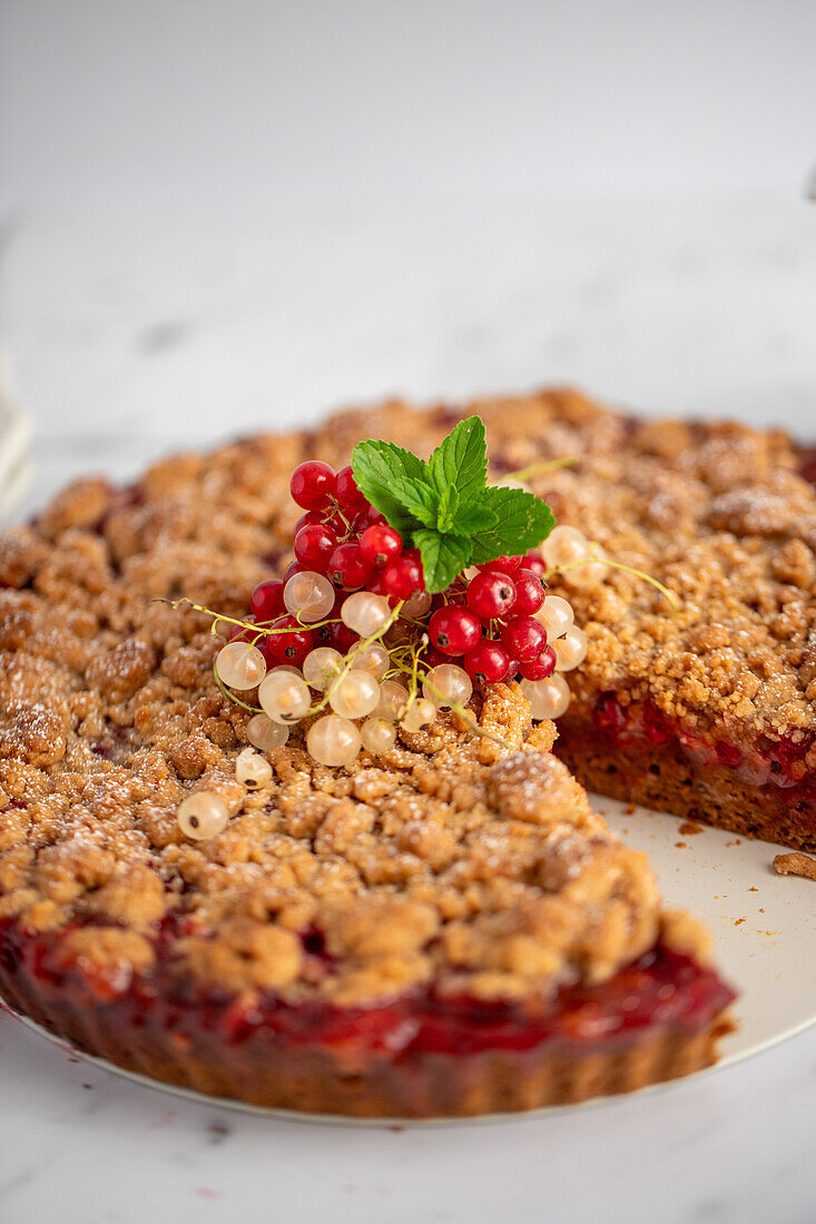 Currant crumble cake