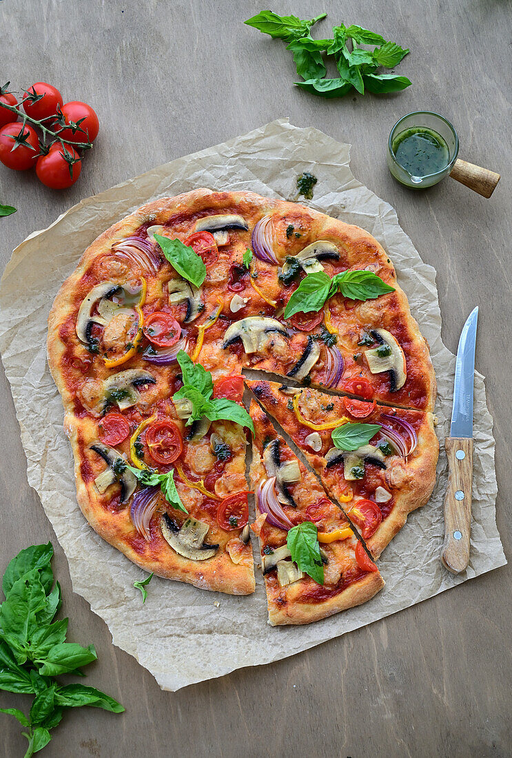 Pizza mit Champignons und Gemüse