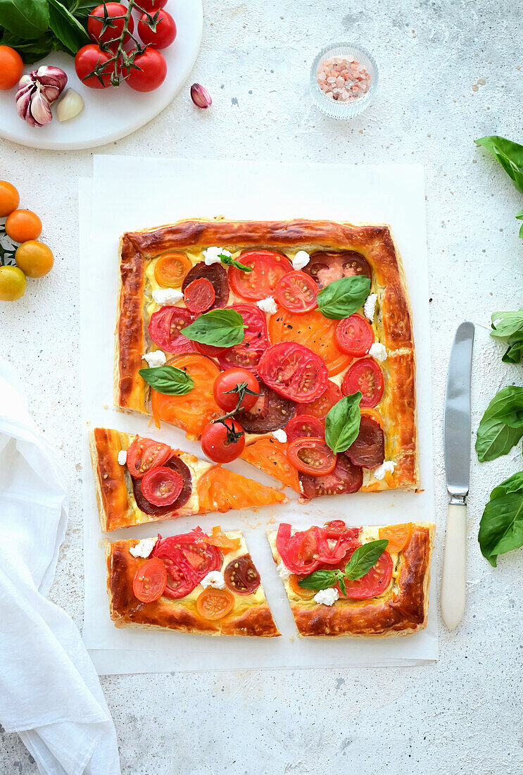 Blätterteigtarte mit Frischkäse, Tomaten, Knoblauch und Basilikum