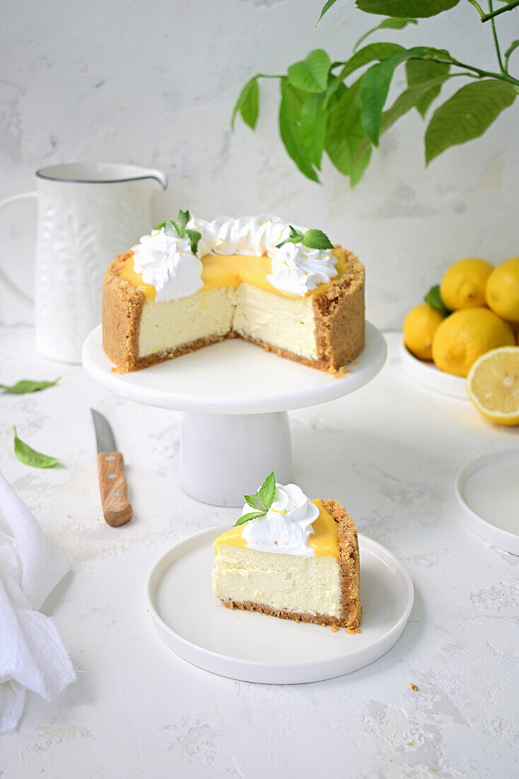 Klassischer Käsekuchen mit Lemon Curd und Baiser