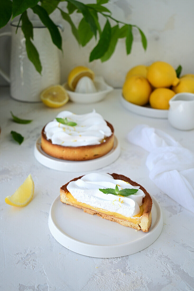 Tartlet with lemon curd and meringue