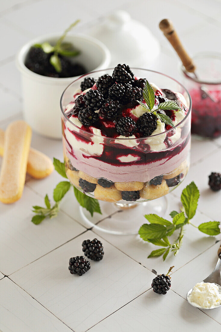 Brombeer-Tiramisu-Trifle