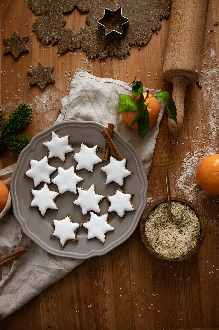 Cinnamon stars made from hemp seeds