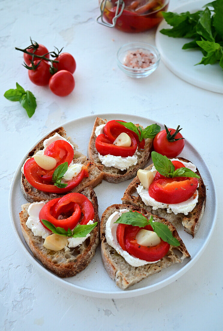 Sandwiches mit Käse, gerösteten Paprikastreifen und Knoblauch