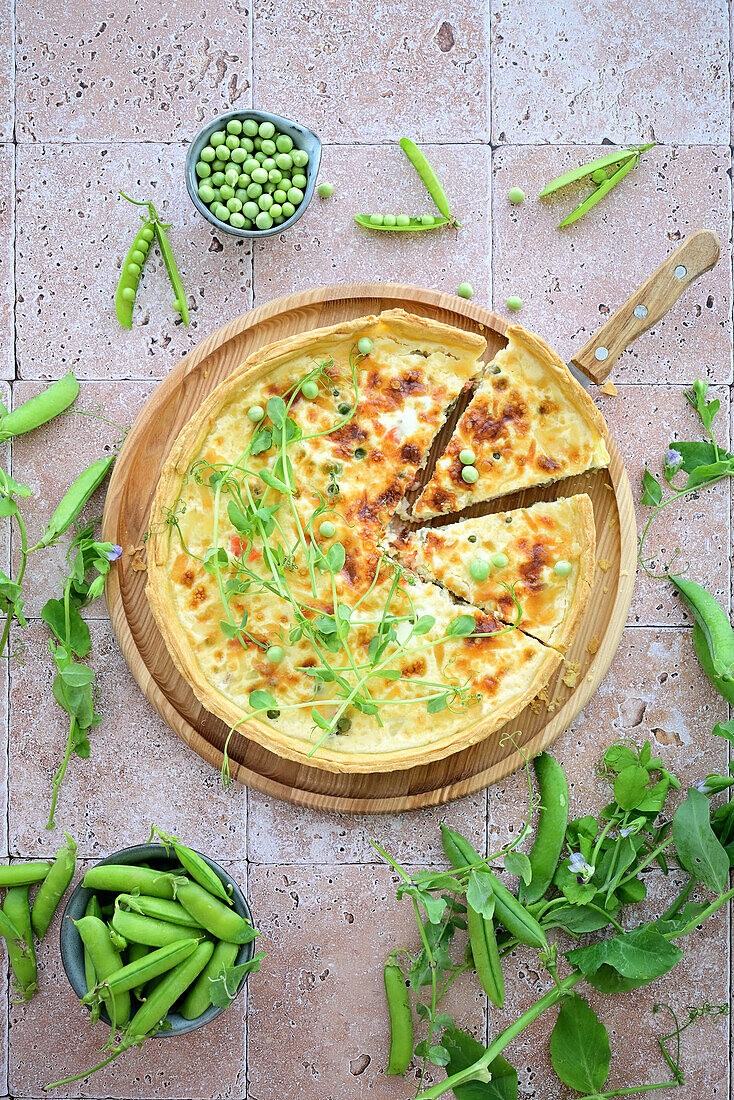 Quiche mit Lachs und grünen Erbsen