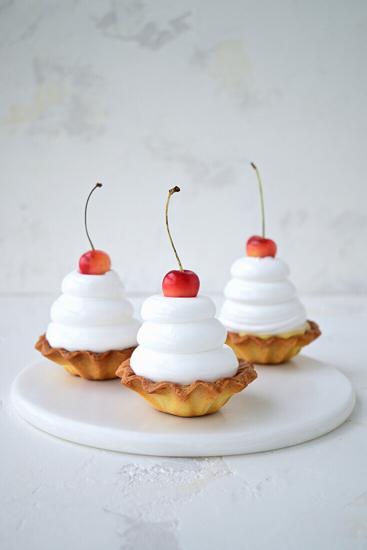 Tartlets with lemon curd and meringue