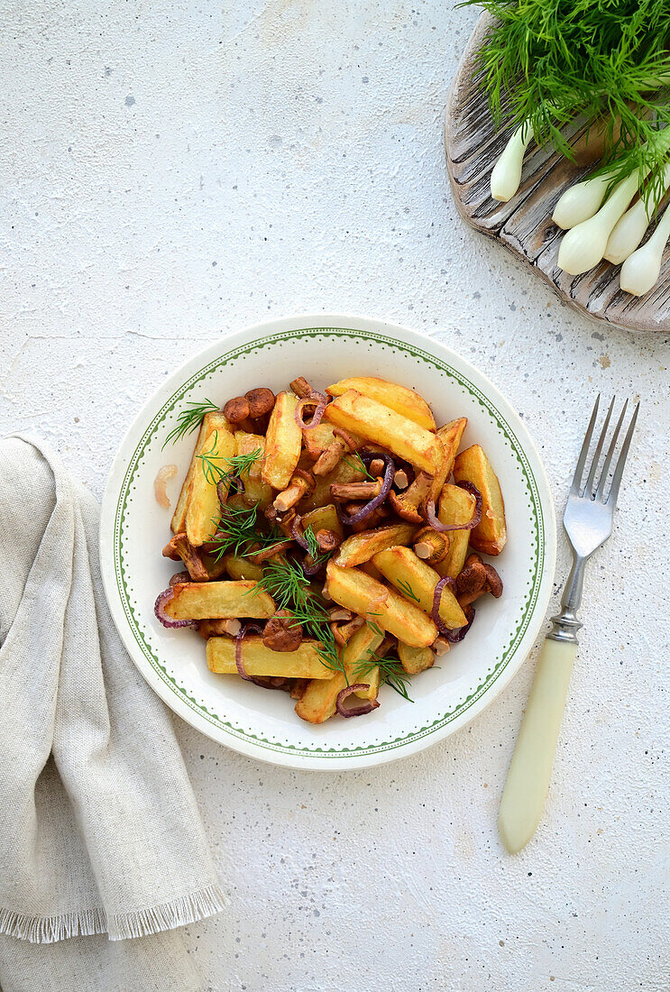 Mit Kartoffeln und Zwiebeln gebratene Pfifferlinge