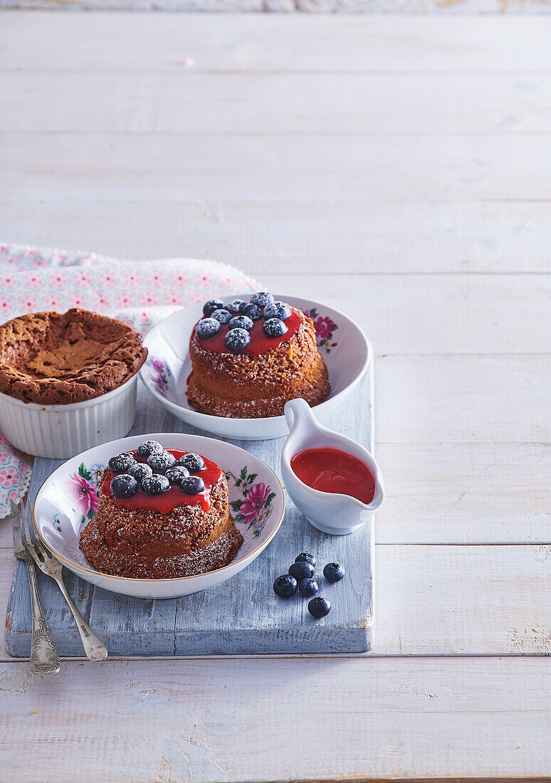 Buchweizen-Schokoladenkuchen mit Blaubeeren