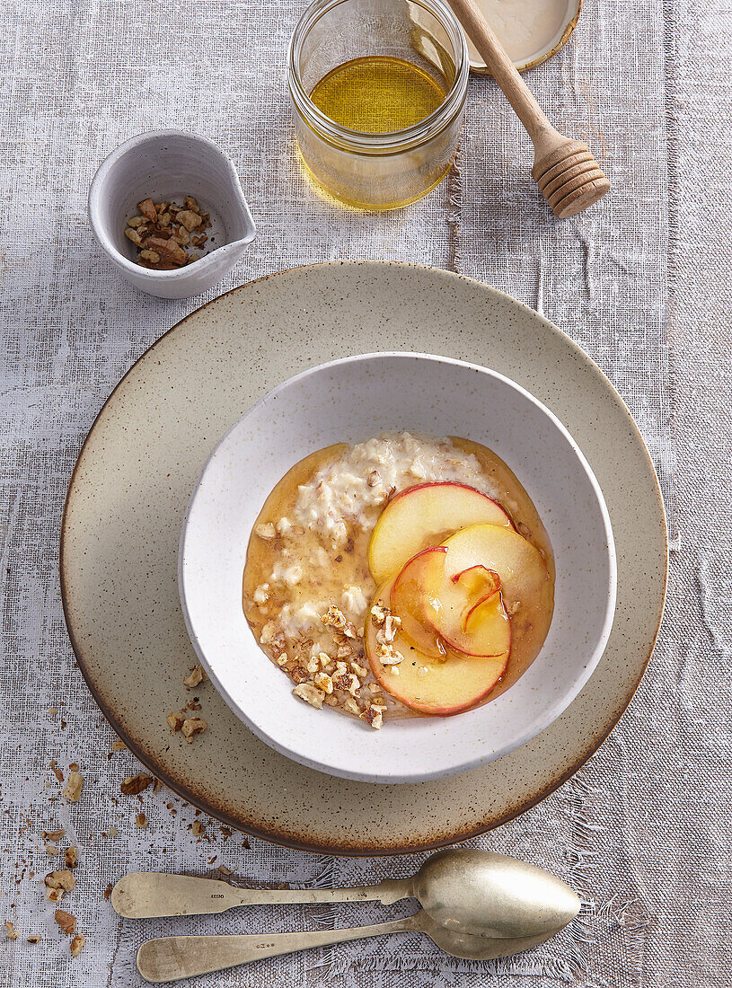 Oatmeal mit Honig und Äpfeln