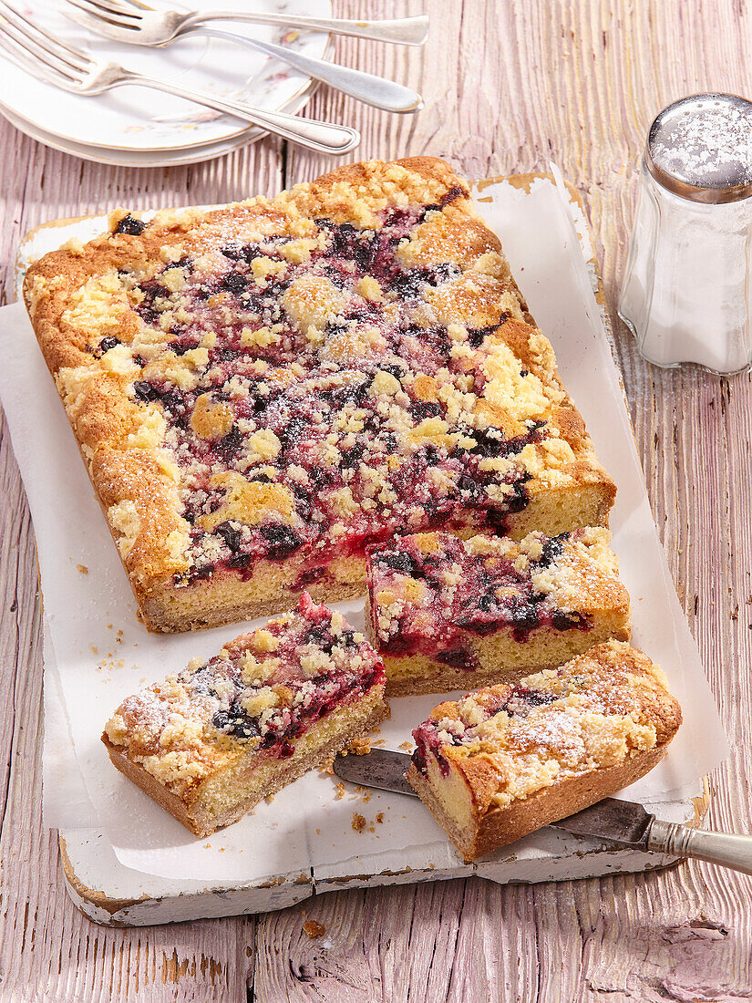 Blackberry sponge cake with crumble topping