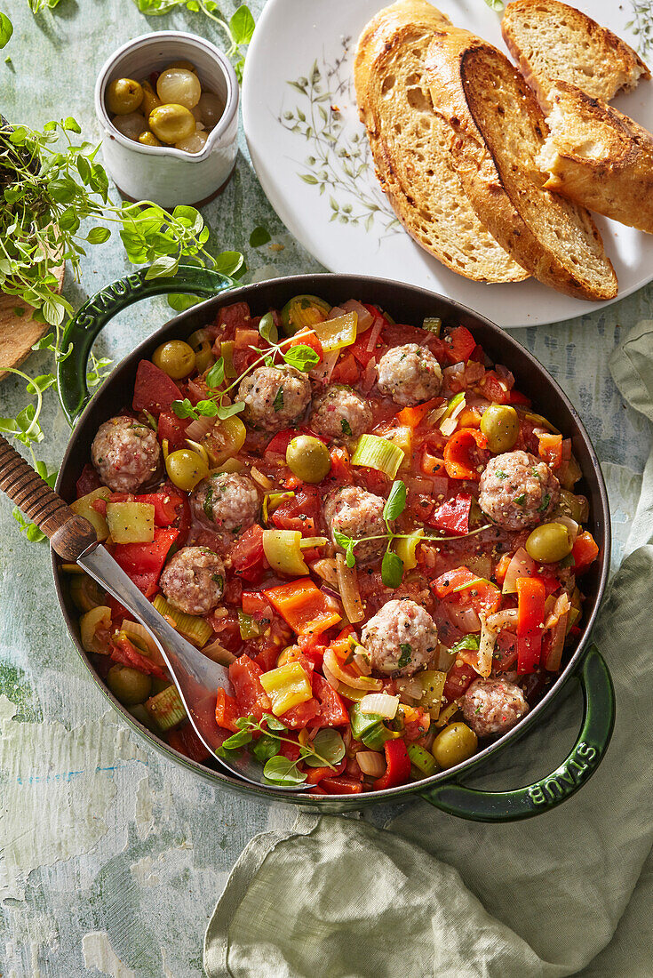 Tomato and pepper stew with meatballs