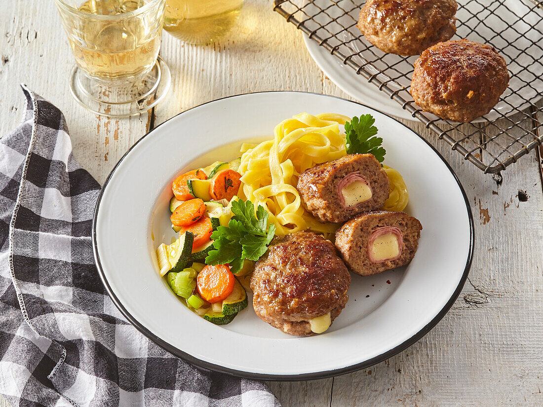 Kleine Hackbraten 'Cordon Bleu' mit Bandnudeln und Gemüse