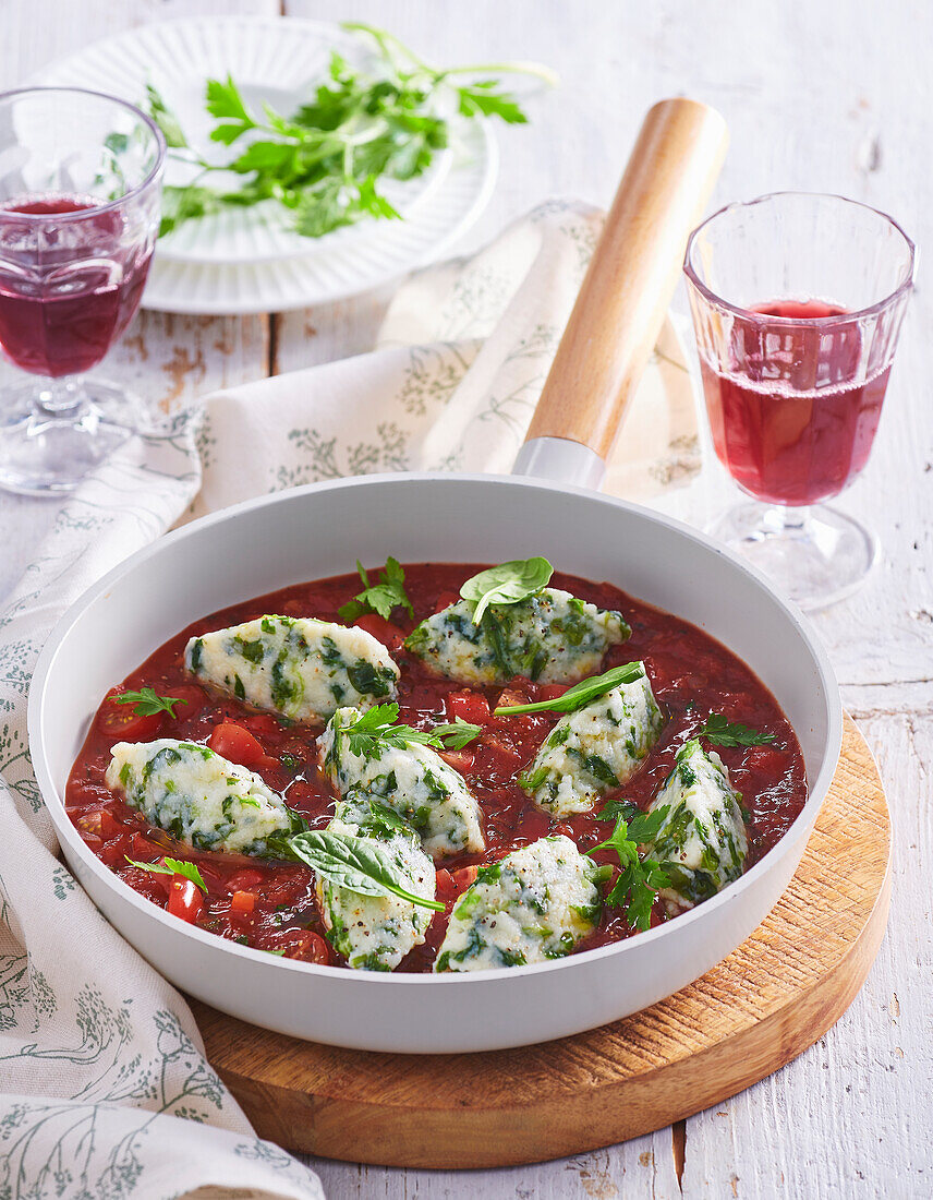 Malfatti (italienische Spinat-Ricotta-Knödel) mit Napoli-Sauce