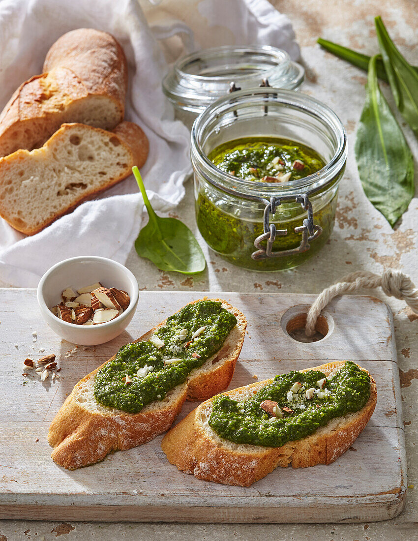 Frühlingsgrünes Pesto aus Crostini