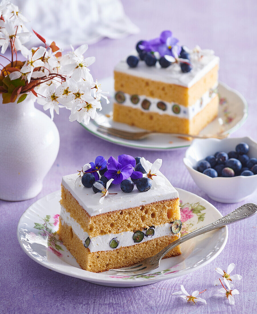 Cake slices with honey, mascarpone and blueberries