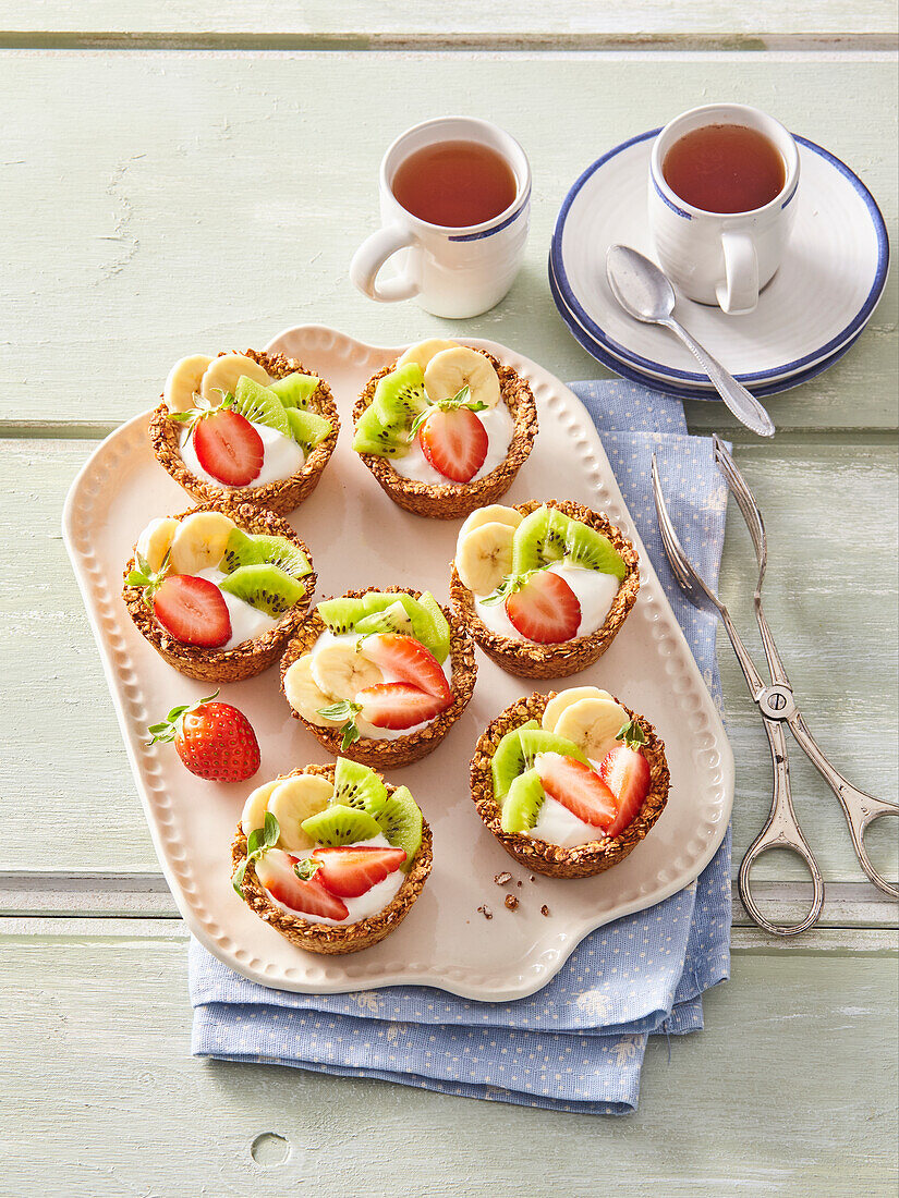 Oatmeal tartlets filled with yogurt and fruit