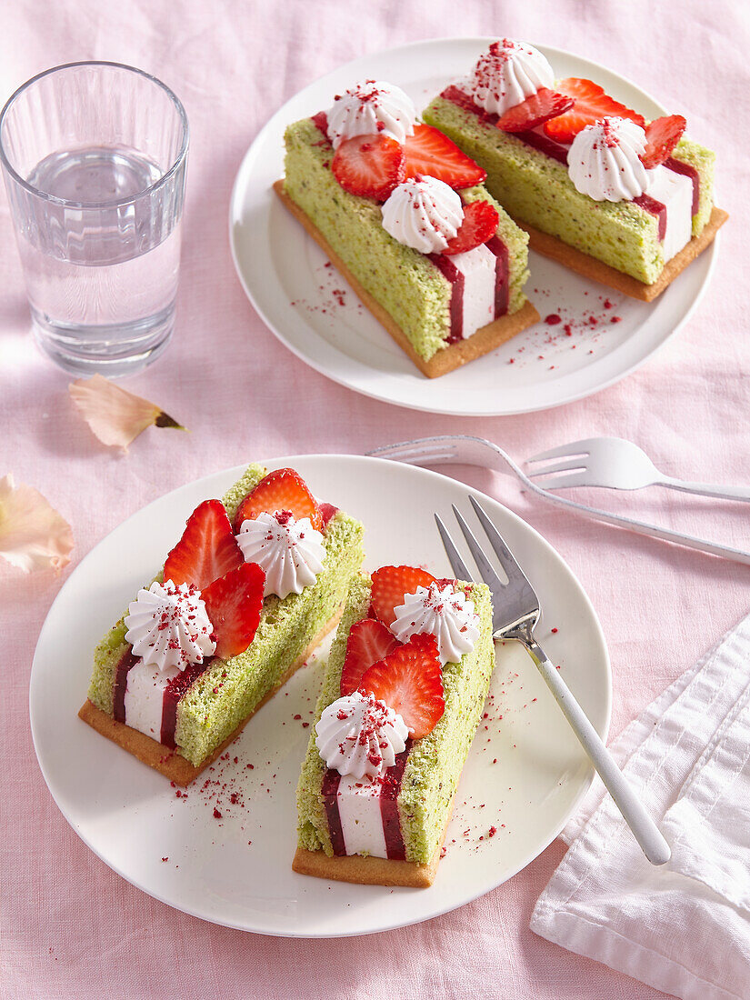 Pistachio slices with strawberries