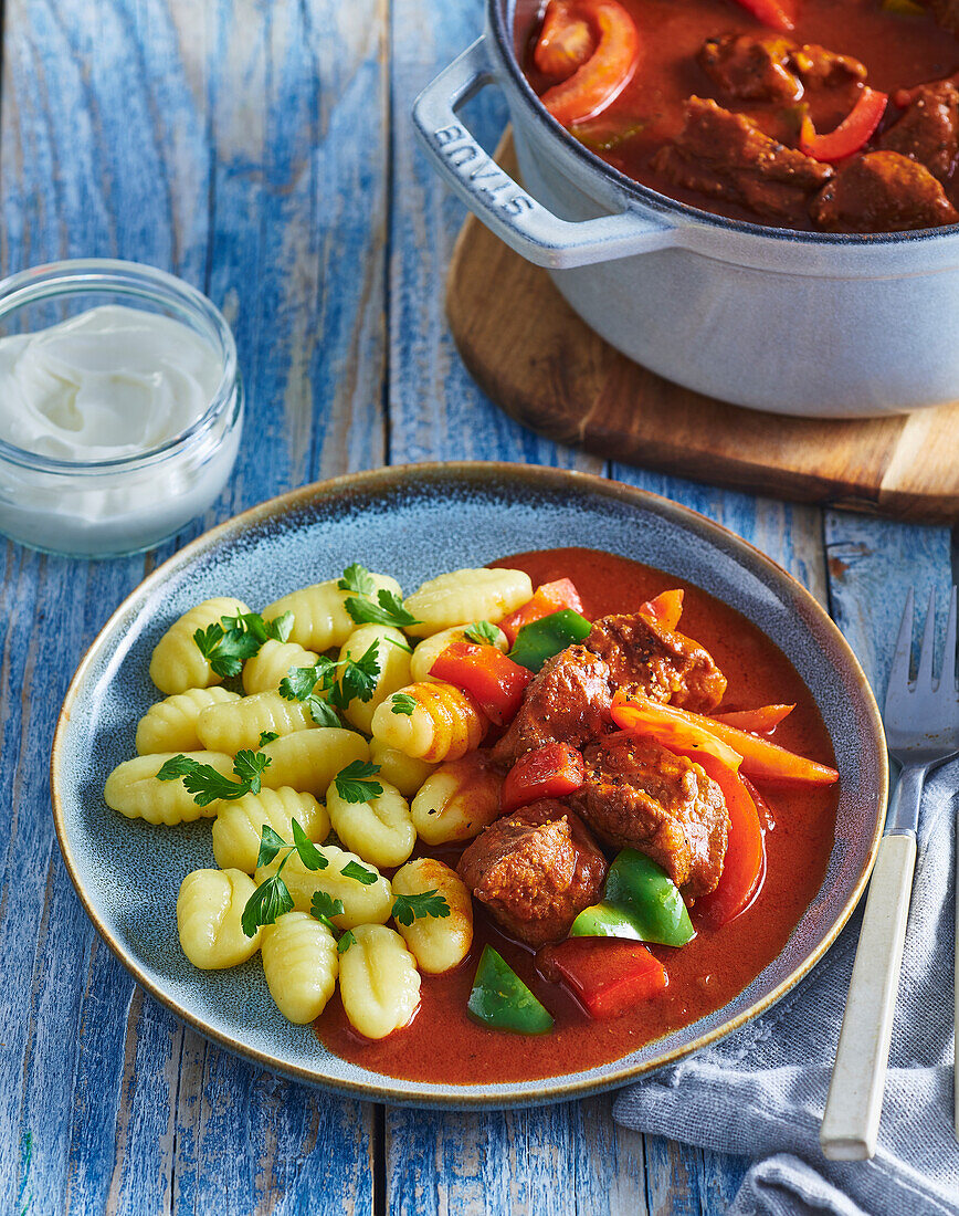 Schweinefleisch-Paprika-Eintopf mit Gnocchi