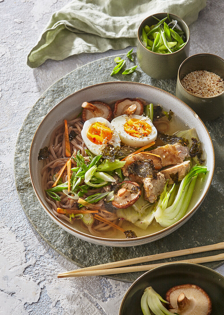 Schweinefleisch-Ramen mit Ei und Shiitake