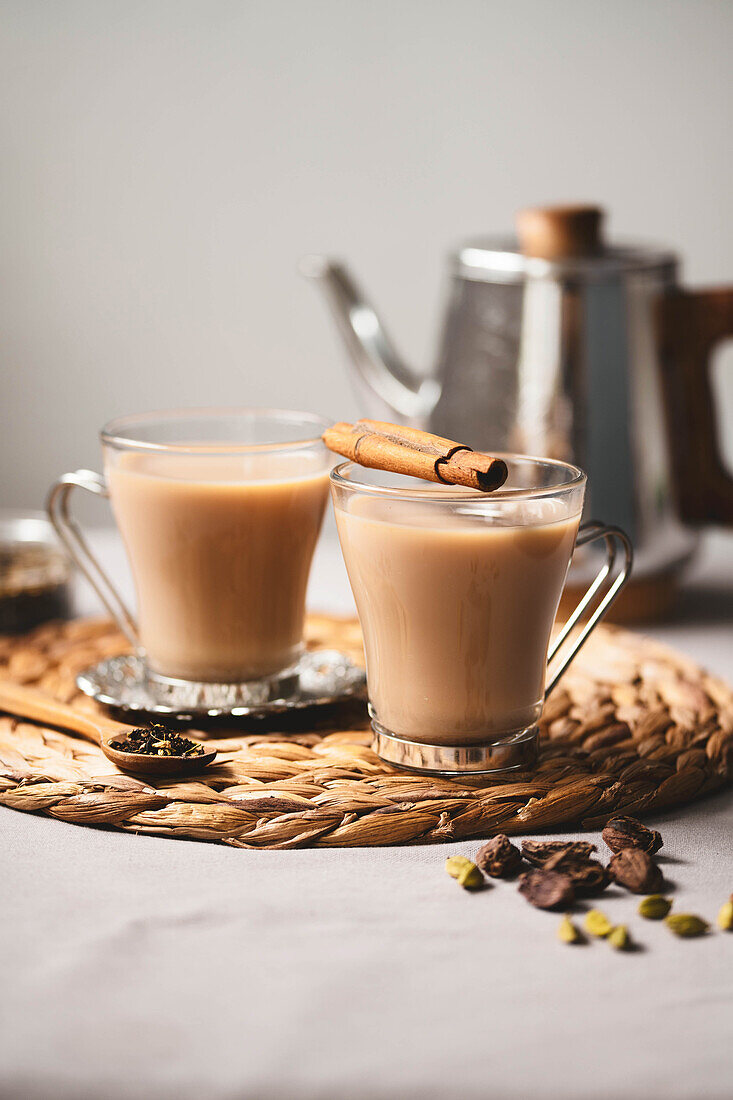 Chai Latte mit Zimt und Gewürzen