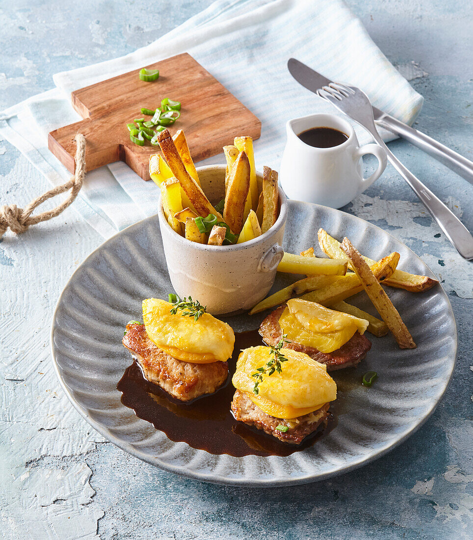 Gebratenes Schweinefleisch mit Pfirsich und Pommes