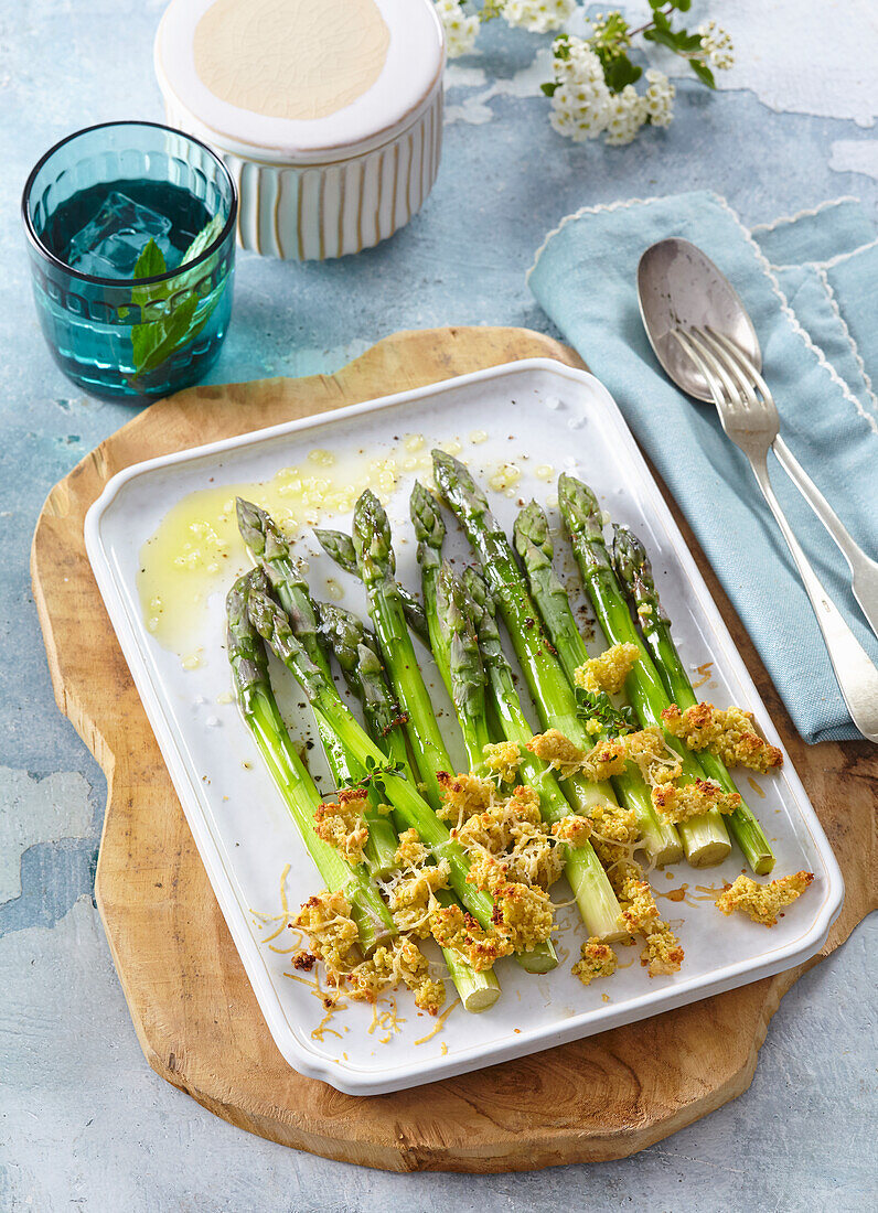 Gebratener grüner Spargel mit Parmesankäsekrümeln