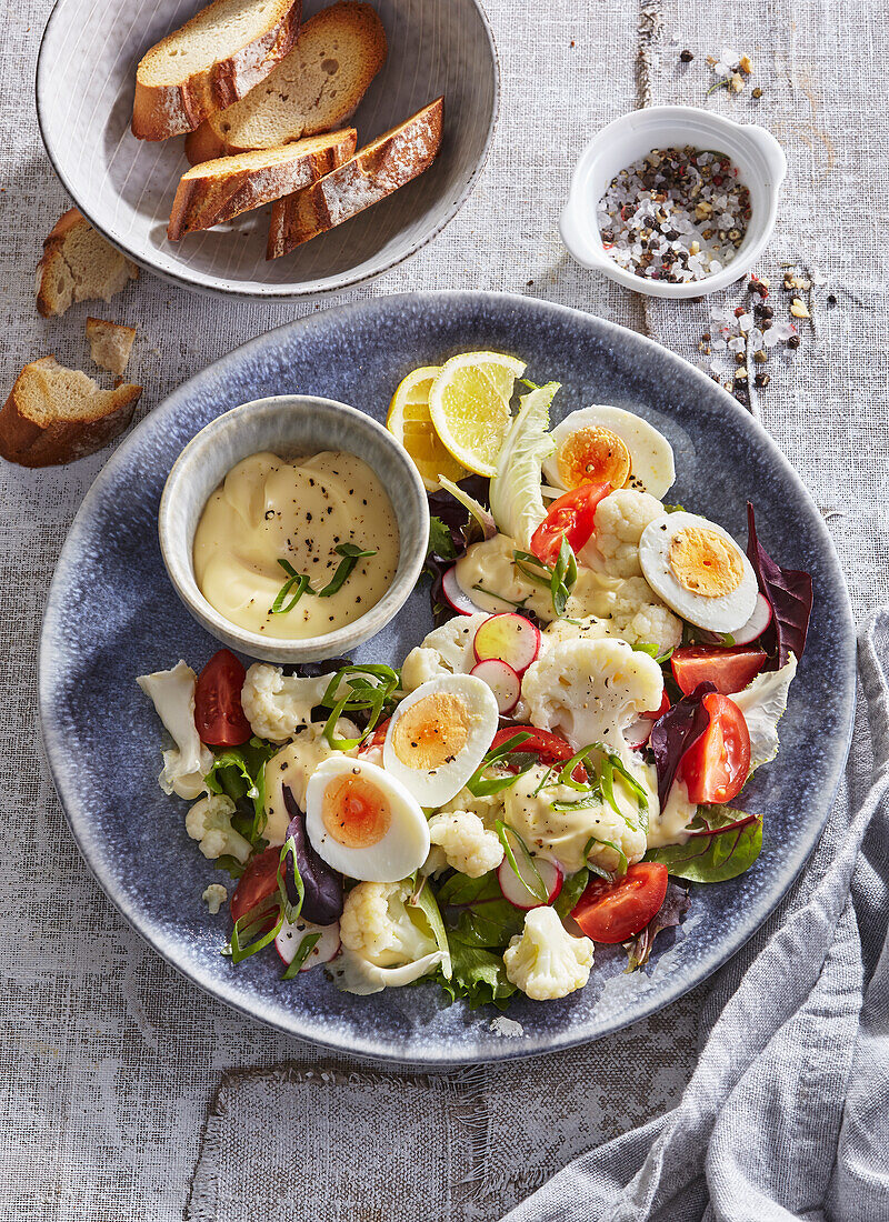 Blumenkohlsalat mit gekochten Eiern und Senfsauce