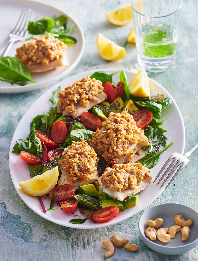 Kabeljau in Cashewkruste mit Avocadosalat