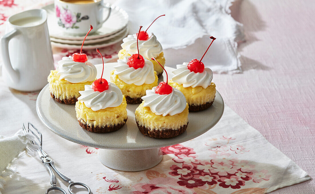 Cheesecake bites with whipped cream