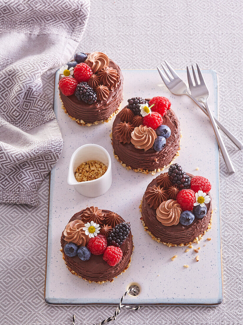 Schokoladen-Minikuchen mit Beeren