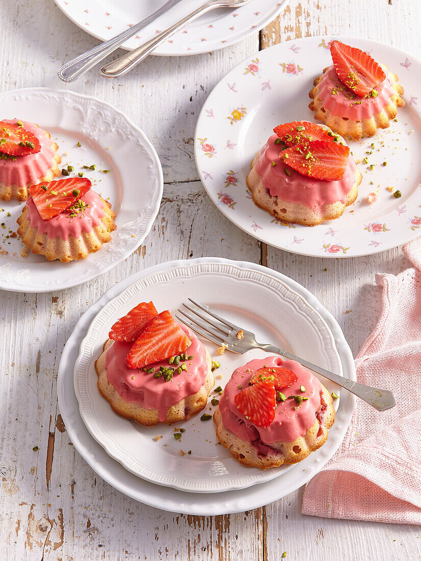 Strawberry mini cakes