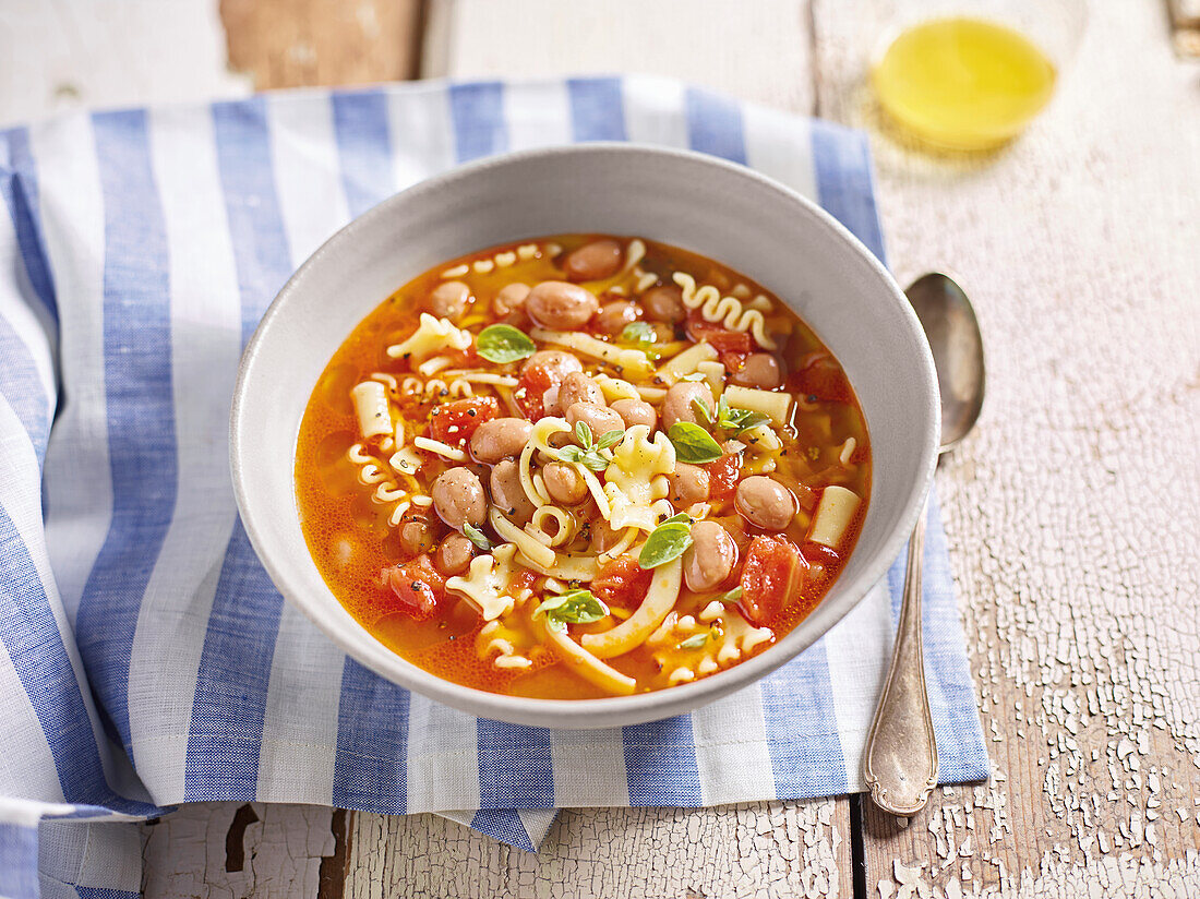 Bohnensuppe mit Tomaten und Pasta