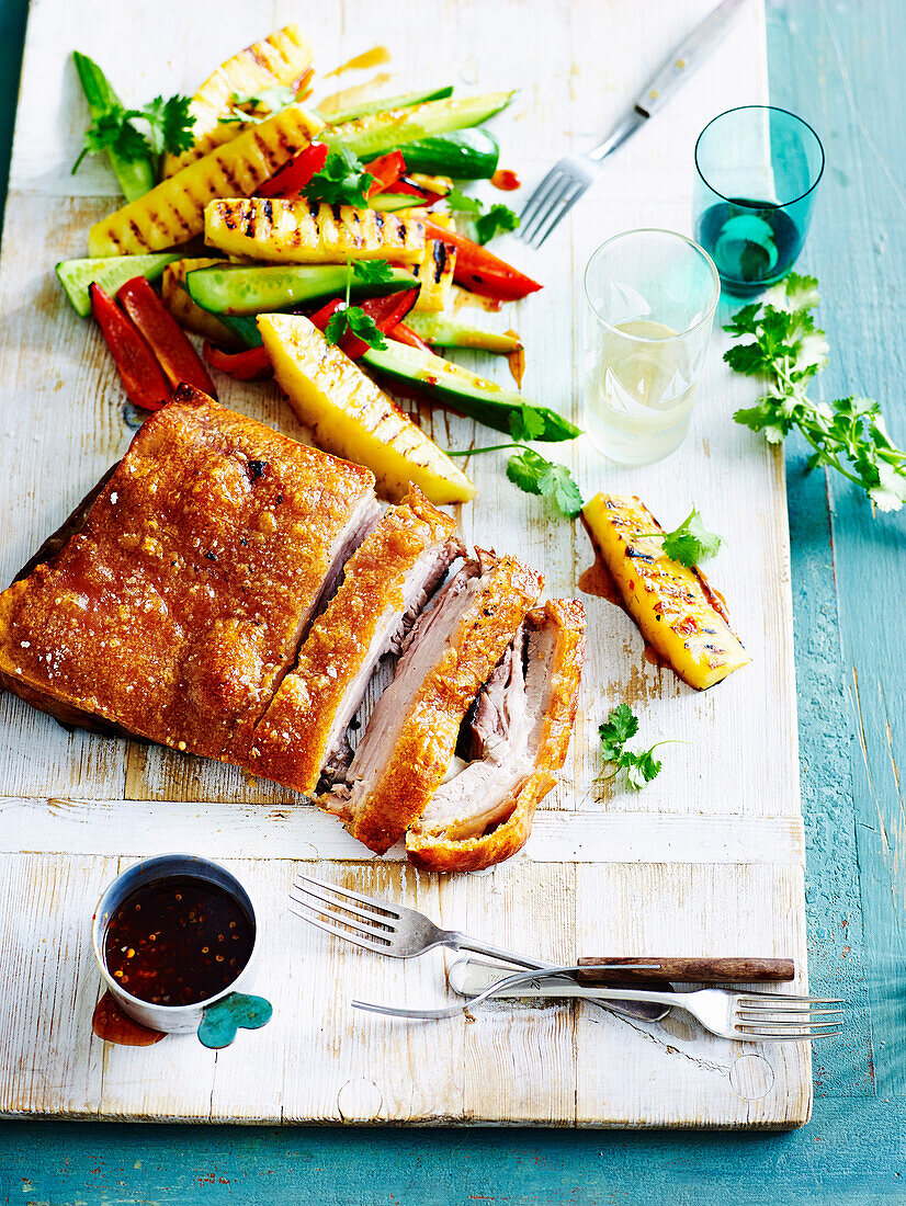 Knuspriger Schweinebauch mit gegrilltem Ananassalat