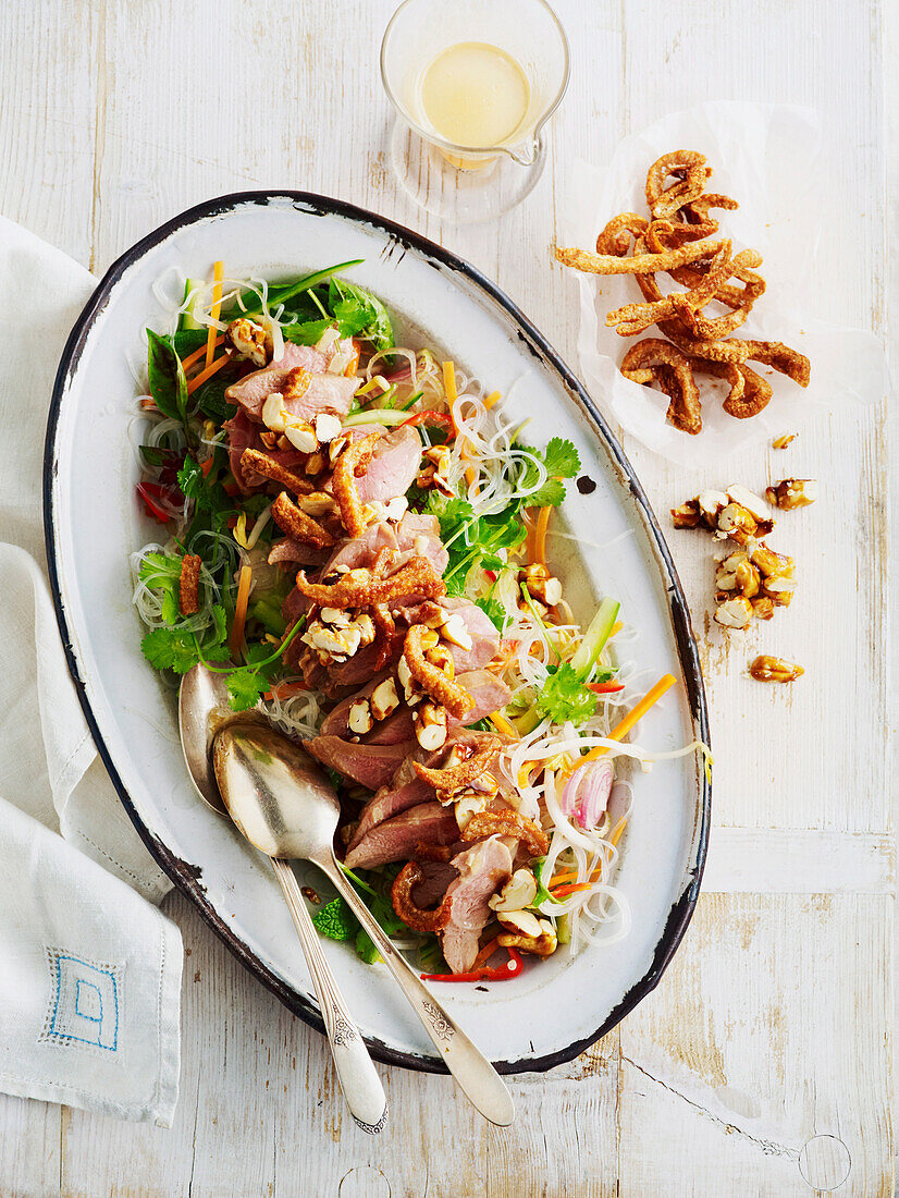 Pochierter Enten-Cashew-Salat mit knuspriger Entenhaut