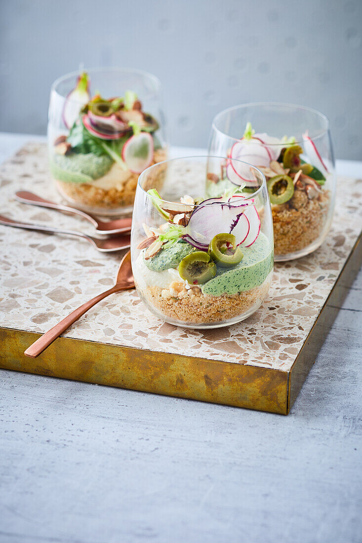 Mascarpone-Schichtsalat mit Grissini-Bröseln und Basilikum-Creme