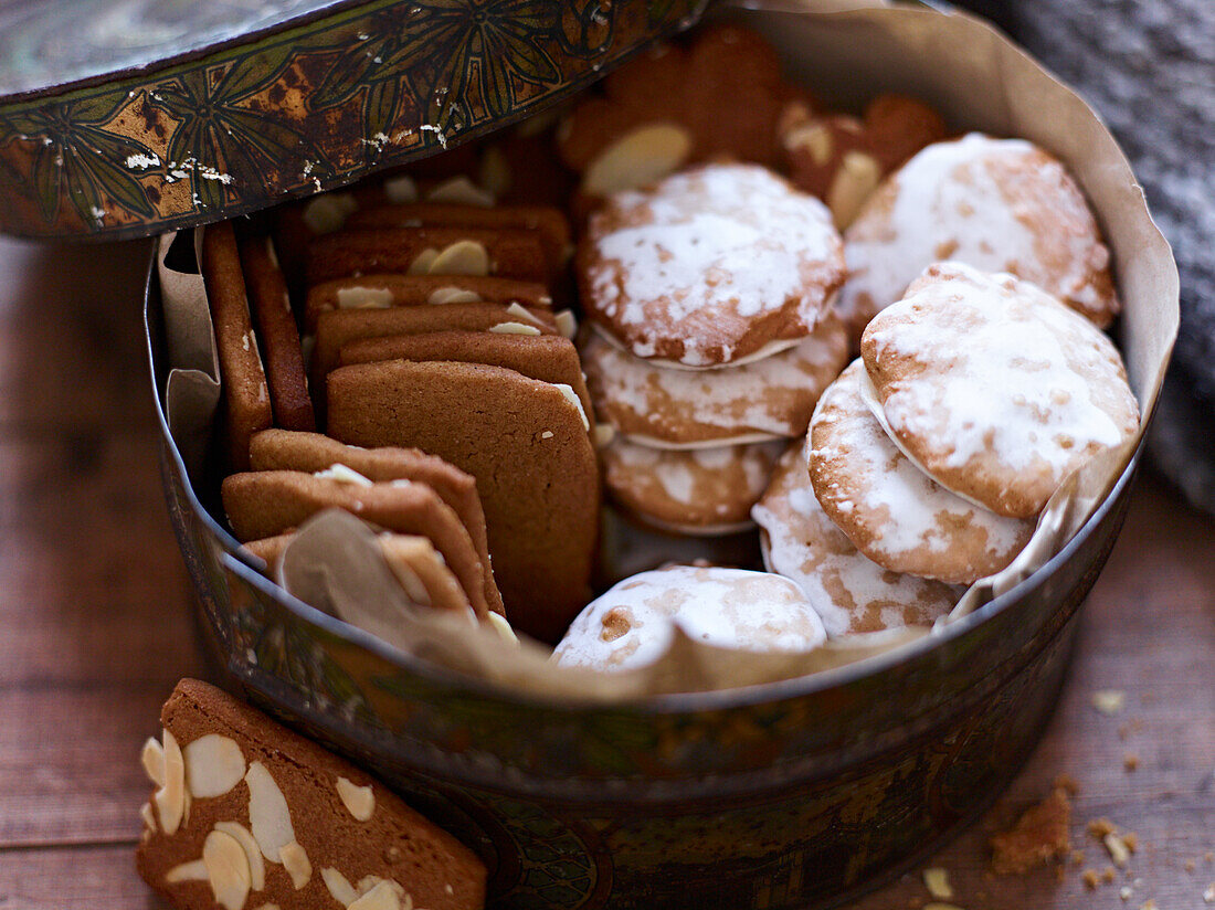 Simple Nuremberg gingerbread and almond Speculaas