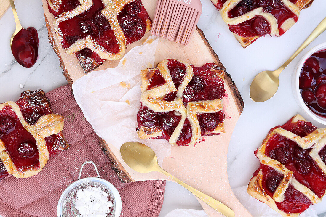 Kirschtaschen mit roter Grütze