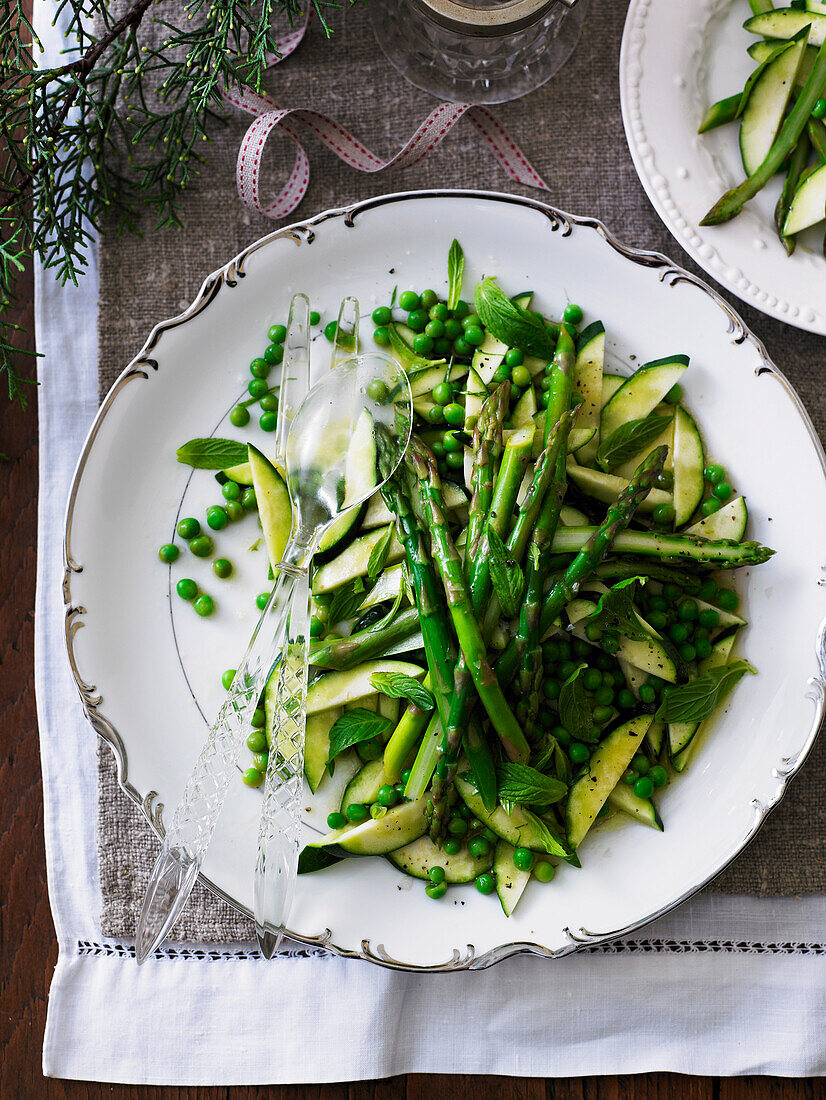 Spargel, Erbsen und Zucchini mit Minze