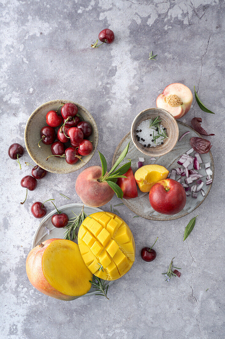 Zutaten für sommerliche Fruchtsaucen