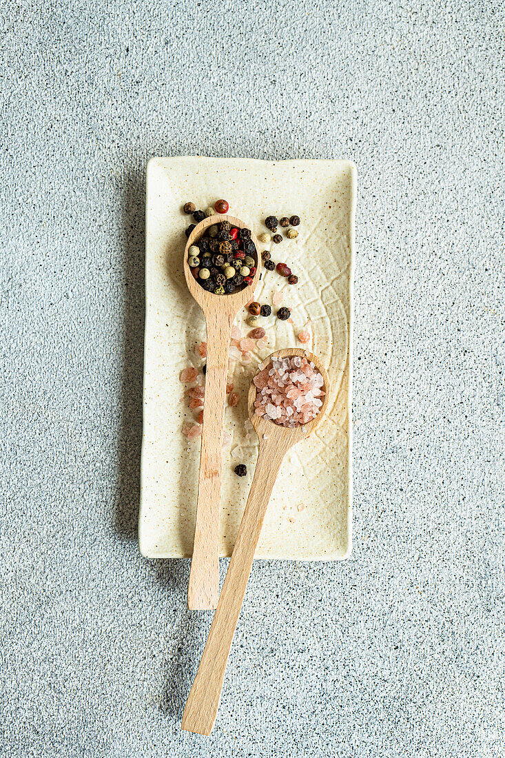Wooden spoon with pepper mixture and Himalayan salt