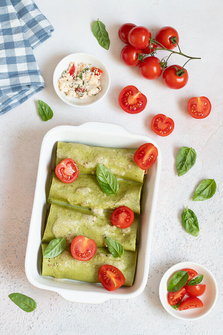 Cannelloni mit Ricotta-Mozzarella-Füllung und Basilikum