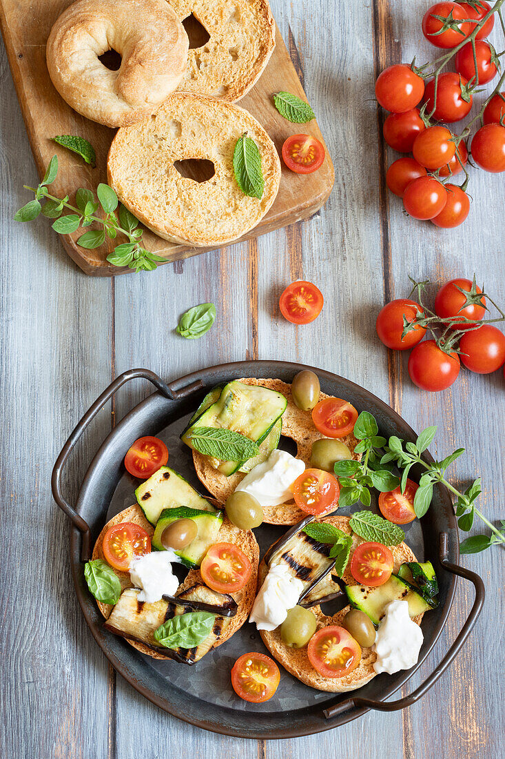 Friselle aus Hartweizen (Süditalienisches Brot) mit Auberginen, Zucchini und Tomaten