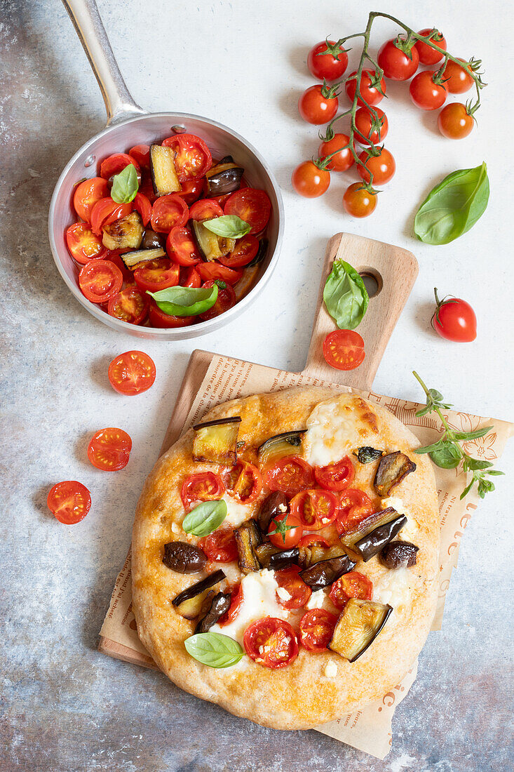 Pizza mit Auberginen und Tomaten