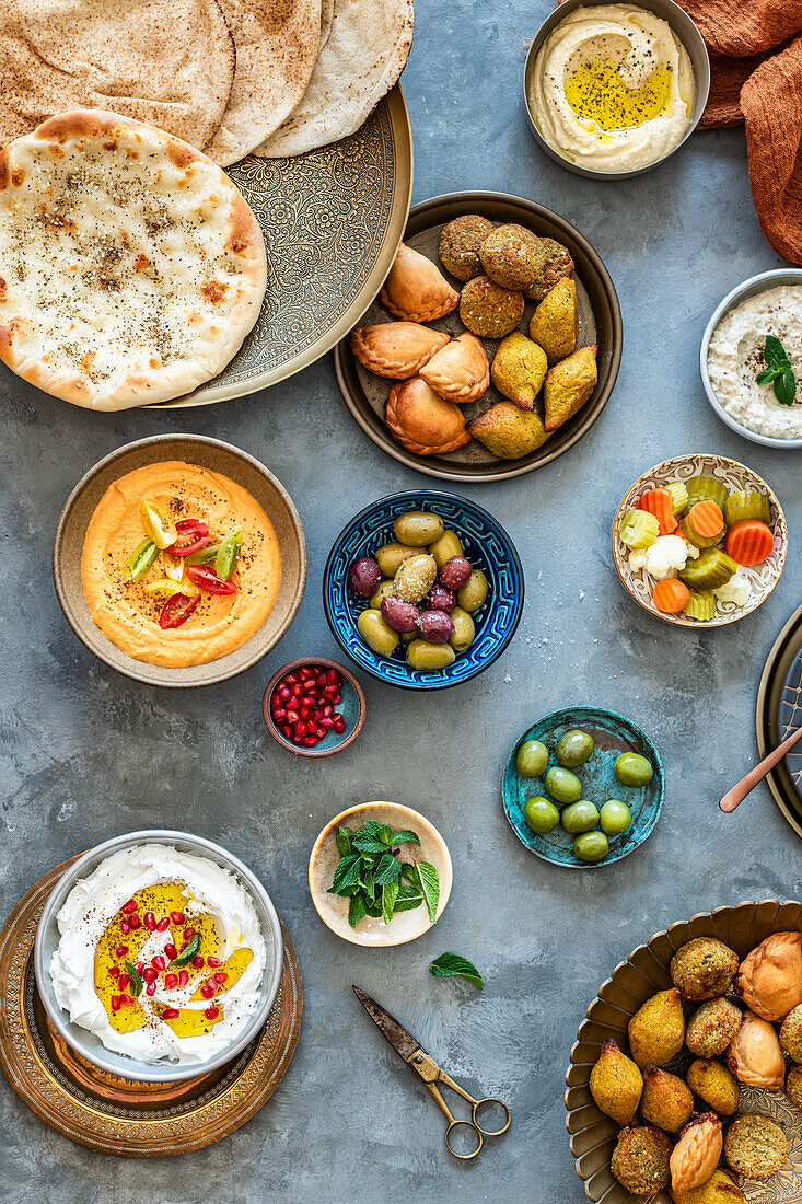 Nahöstliche Meze aus Labneh, Kibbeh, Muhammara, Humus, Moutabal, Oliven, Pita, Man Ousheh und eingelegtem Gemüse