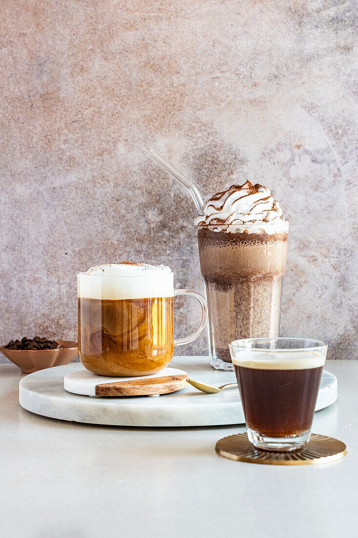 Espresso, Milchkaffee mit Schaum und Kaffee-Milchshake