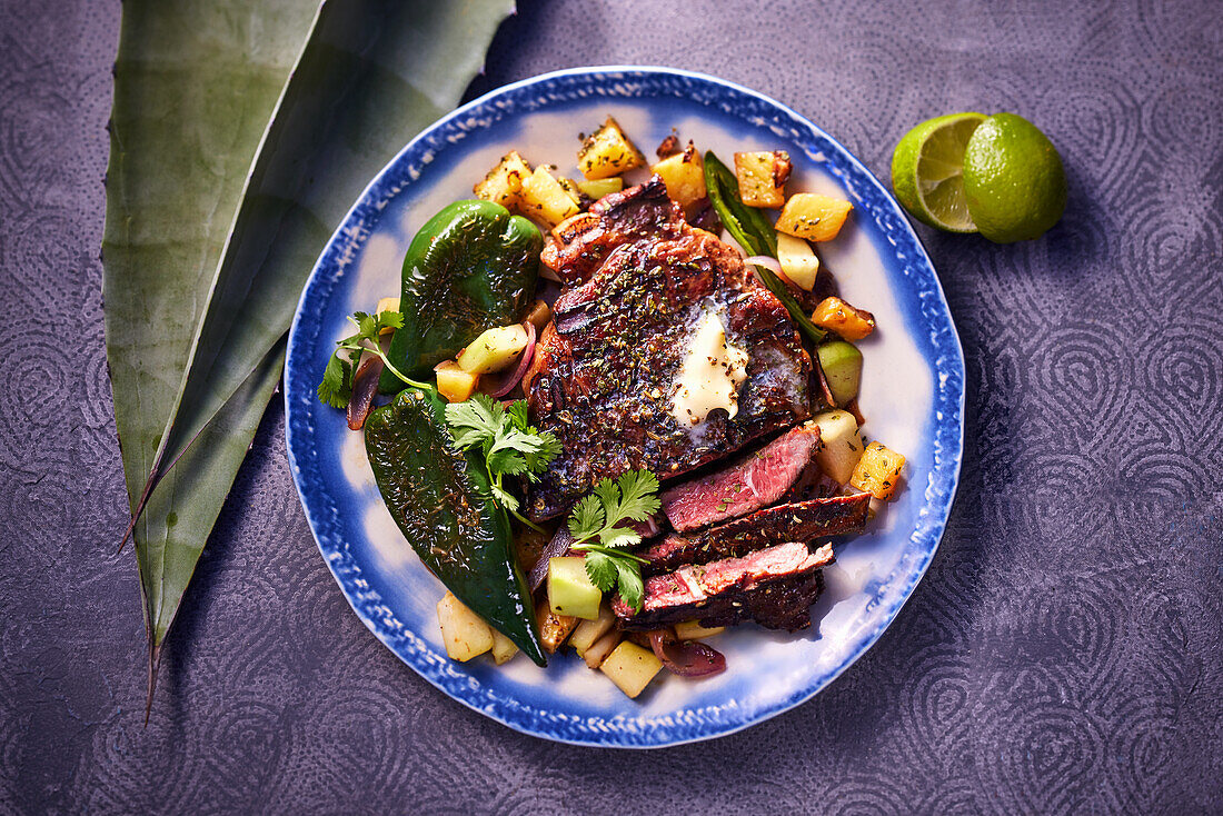 Gegrilltes Steak mit Chilischoten un Ananas