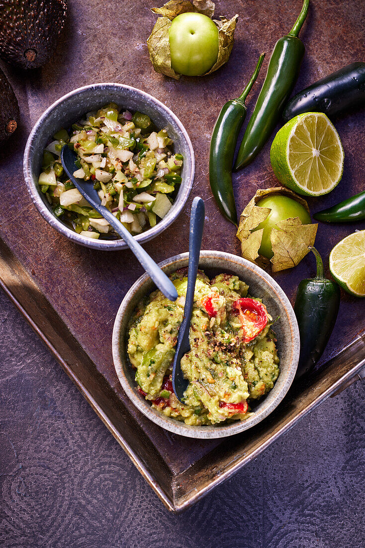 Guacamole und scharfe Salsa Verde