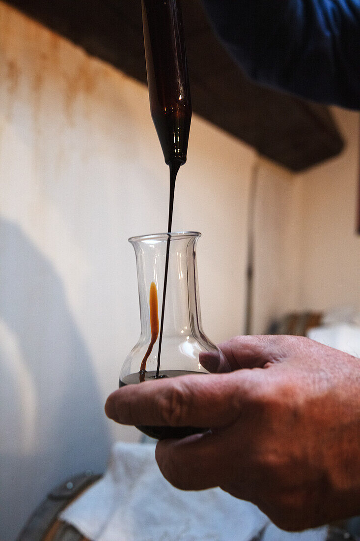 Bottling balsamic vinegar for tasting